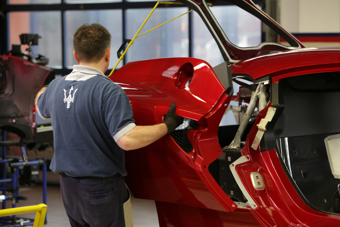 Entwickelt von Alfa Romeo und gefertigt im Maserati Werk Modena, liegt der neue Alfa Romeo 4C mit einer spezifischen Leistung von weniger als vier Kil