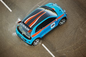 Les sièges baquet capitonnés en alcantara tricolore signés Twin’Run soulignent la « french touch » du concept-car.