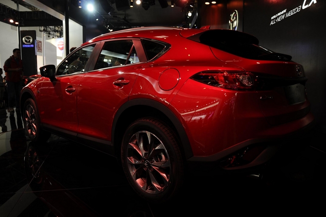 The new SUV shares the same prominent front grille and headlight arrangement with the larger CX-5