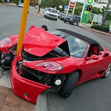 Ferrari destruído