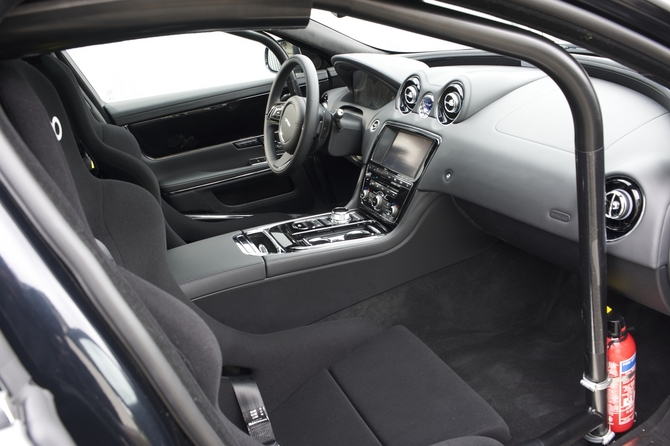 A Jaguar despiu o interior do XJ e inclui bancos desportivos