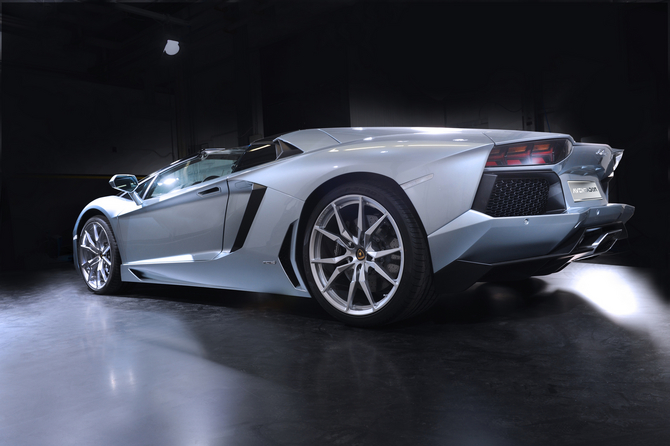 Tal como na versão coupé o Aventador Roadster utiliza o motor 6.5 V12, com tecnologia de desativação de cilindros e stop-start