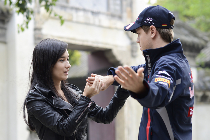 Sebastian Vettel introduzido na arte do Kung Fu pela atriz Celina Jade