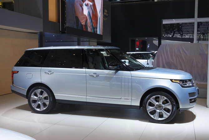 In terms of efficiency the Land Rover reveals the hybrid vehicle consumes an average 6.4l/100km and emits 169g/km of CO2