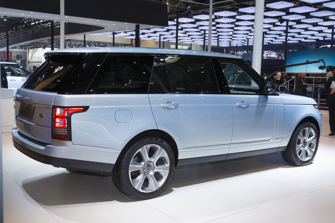 Land Rover will start selling in May in China both short and long versions of the Range Rover Hybrid