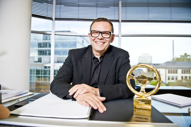 Goldenes Ehrenlenkrad für Peter Schreyer