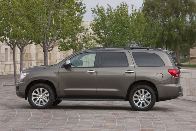 Toyota Sequoia SR5 5.7L 4X2