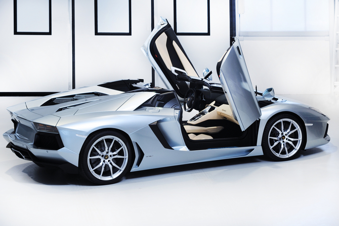 Aventador Gets Droptop Version with Two-Peice Carbon Top