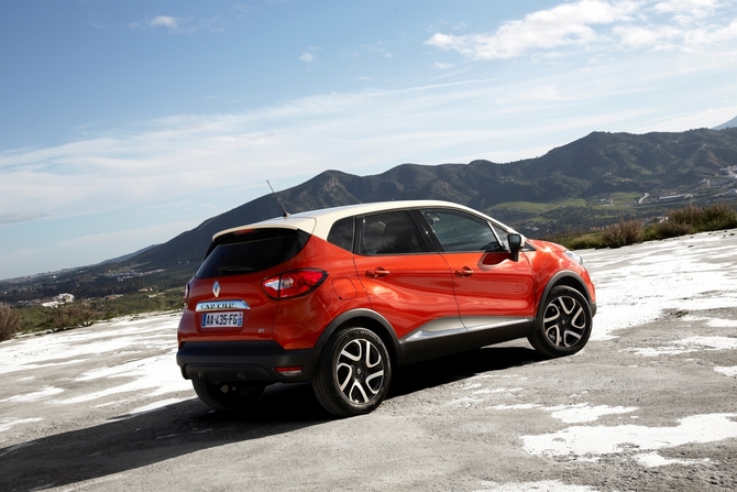 O carro é baseado na plataforma do Nissan Juke e uma versão de três portas poderá chegar em breve