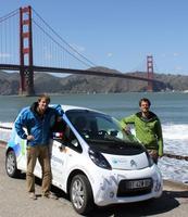 Au volant de leur CITROËN C-ZERO, Antonin Guy et Xavier Degon