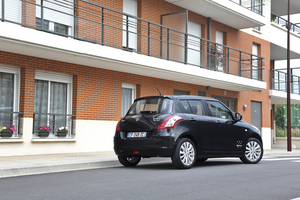 Sur la base de la finition GLX 3 et 5 portes, essence et diesel, la Suzuki Swift Little Marcel est une série spéciale urbaine et pratique