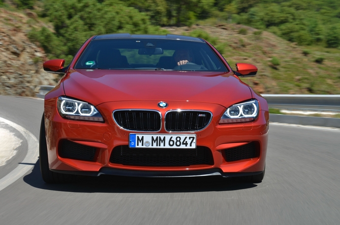  The M6 gets a new three-section lower intake with black-slat kidney grill and M-gills in the fenders.