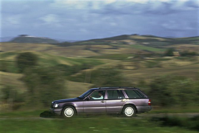 Mercedes-Benz 250 D Turbo AT