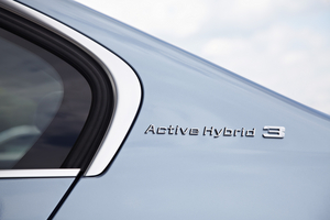 La signature « ActiveHybrid 3 » apposée sur les montants arrière