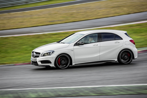 La A 45 AMG franchit la barre des 100 km/h départ arrêté en 4,6 secondes