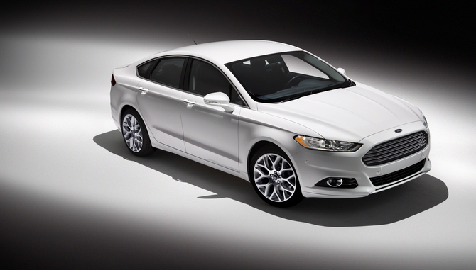 New Ford Fusion: first gasoline, hybrid and plug-in hybrid sedan