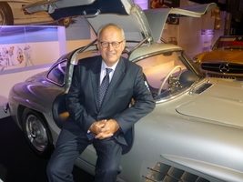 Laurent Heriou, Directeur Général de la FFVE et Commissaire de l’exposition, et la 300 SL "papillon" de 1954.