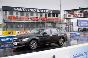 Infiniti M35h dans le Guinness comme la Full hybride pourvue des meilleures accélérations du monde