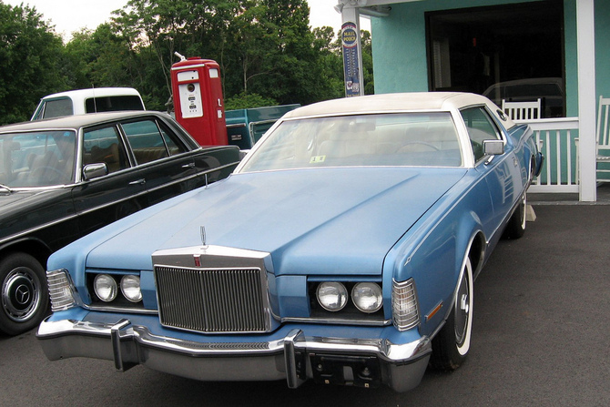 Lincoln Continental Mark IV