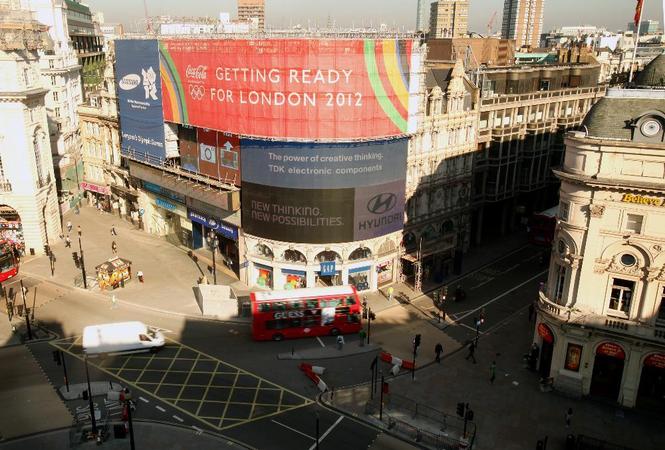 Hyundai Takes Over Piccadilly Circus