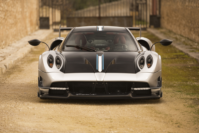 The main highlights of this new version of the Huayra is the large fixed rear wing and front splitter