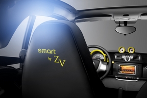 Le dos des sièges reçoit une broderie jaune "smart by ZV" 