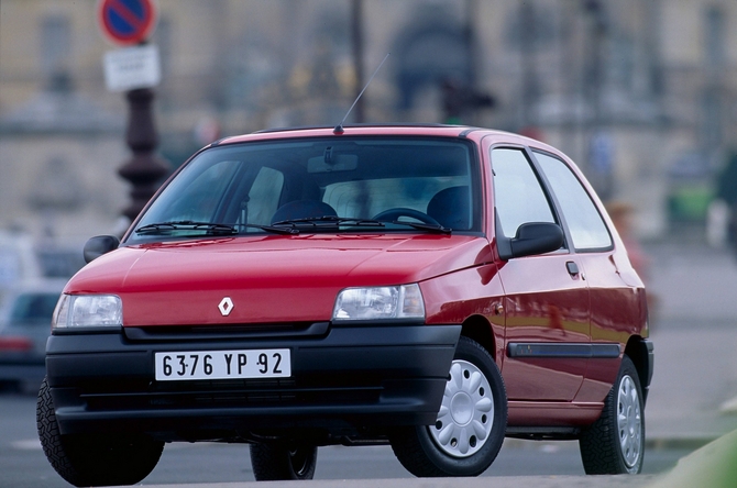 O Clio original foi lançado em Portugal em setembro de 1990 e foi eleito em 1991 Carro do ano