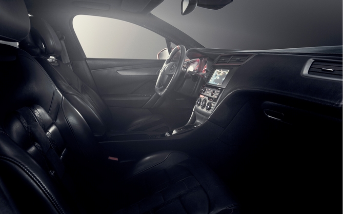 Inside, the new concept a leather and Alcantara lining with new upholstery and DS logos embossed