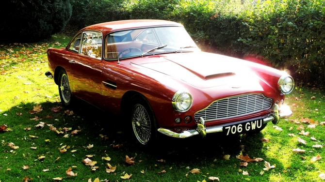 Aston Martin DB4