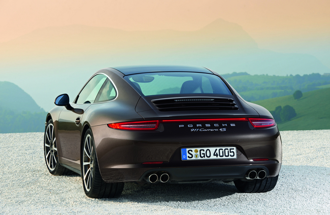 Les versions Coupé et Cabriolet de la 911 Carrera 4 S sont dotées d’un moteur Boxer 3,8 litres à l’arrière de 400 ch