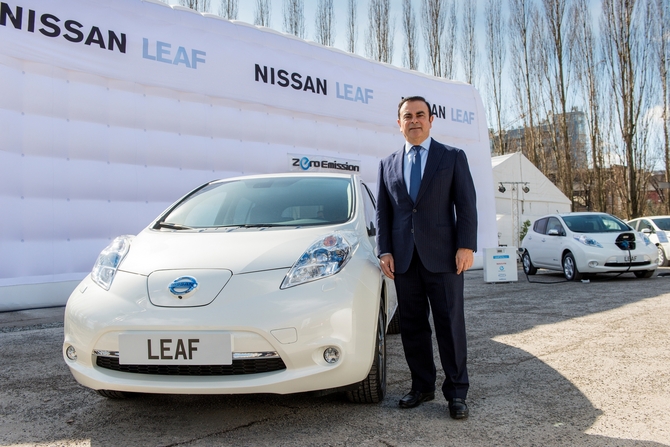 A Nissan tem tentado aumentar as vendas do Leaf mas as vendas estão a subir muito lentamente