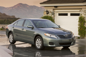 Toyota Camry Base 6-Spd MT