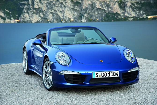 La 911 Carrera 4 Coupé sera vendue au prix de 99.066,00 € et la version Cabriolet au prix de 111.863,00 €