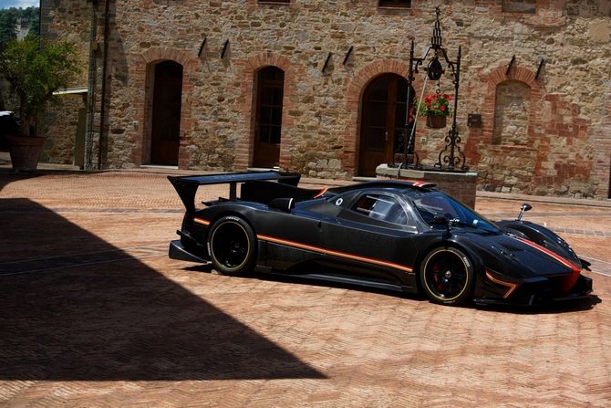 A nova versão do supercarro da Pagani é o culminar da celebração da performance, tecnologia e arte aplicada a um carro de pista