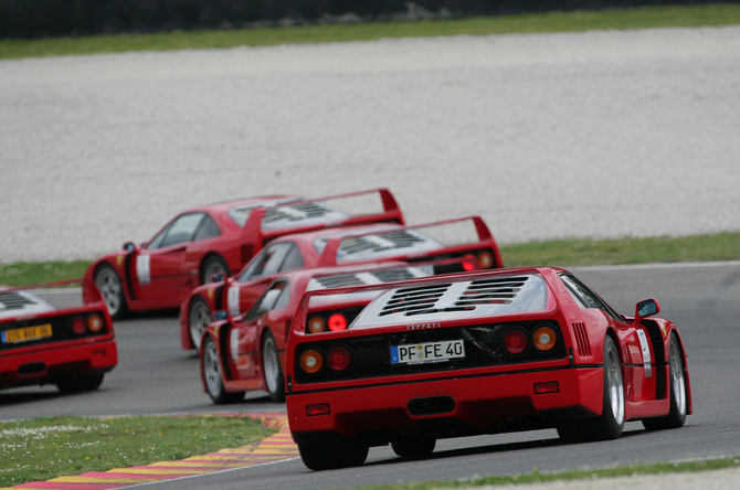 O F40 é atualmente um supercarro com tecnologia de corrida personalizada para a estrada