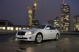 Infiniti M35h GT Automatic