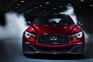 L'Infiniti Q50 Eau Rouge est équipé d'un extracteur avant en fibre de carbone...