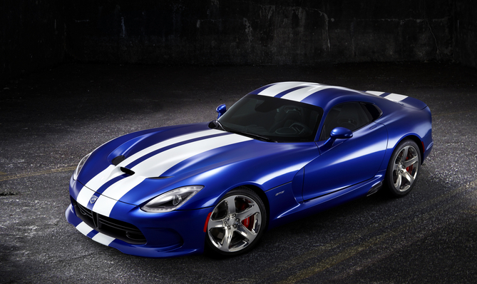 O Viper GTS em azul e branco esconde as linhas da nova geração e faz com que se pareça mais à anterior