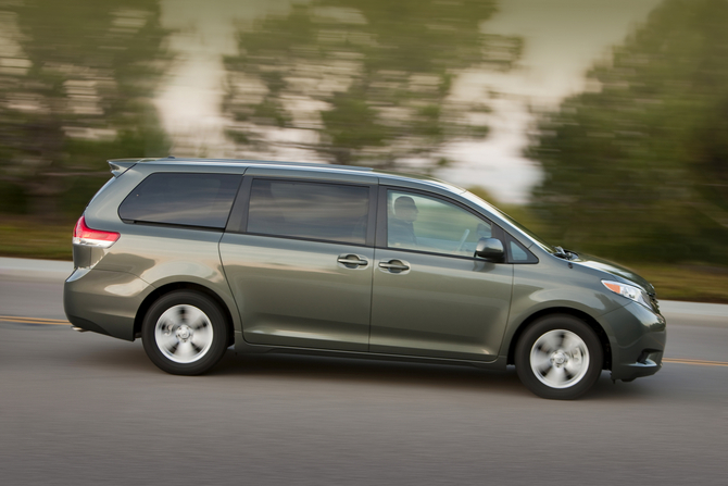 Toyota Sienna LE FWD V6