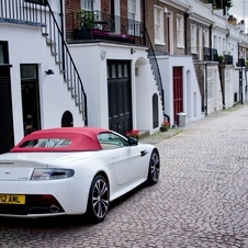 O V12 Vantage Roadster tem uma tampa da mala redesenhada e uma entrada de ar frontal maior