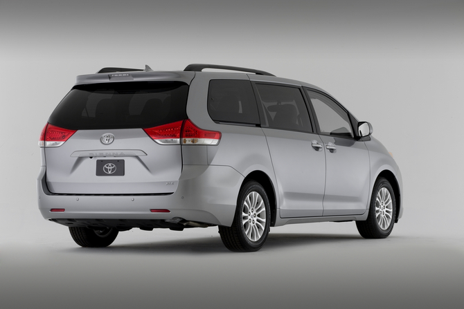 Toyota Sienna XLE AWD V6