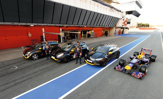 Os pilotos da Red Bull ao lado do Clio, do Twingo e do Mégane R.S. Red Bull Racing RB7