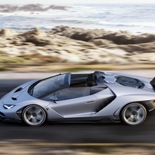 O Centenario Roadster e Coupé foram criados para comemorar o 100º aniversário do fundador da marca italiana, Ferruccio Lamborghini