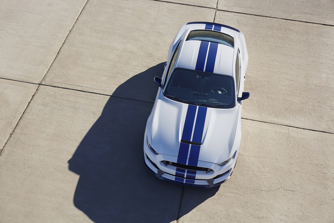 One major change in the GT350 compared to the Mustang is the front hood made of aluminum that surrounds the engine