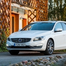 Volvo V60 D6 AWD Momentum PHEV Geartronic