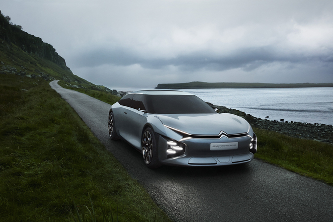 O Citroën Cxperience é alimentado por um motor a gasolina com uma potência de 150 a 200cv e um extra de 80kW do motor elétrico