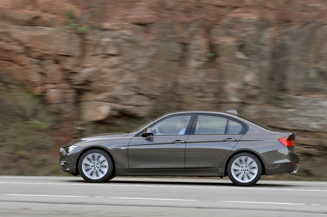 BMW 328i AT Modern