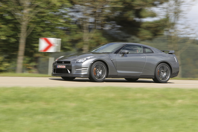 2013 Nissan GT-R Gets Power Boost, Better Suspension and Optional Ceramic Brakes