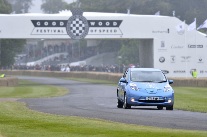 La Nissan LEAF peut en théorie pointer à la même vitesse en marche arrière qu'en marche avant. 