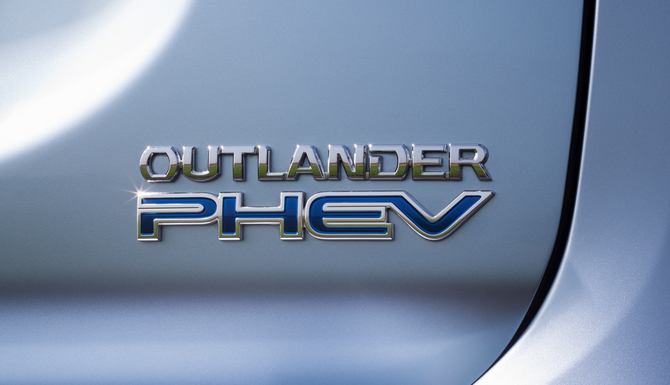 Outlander PHEV gewinnt Innovation Award bei der Wahl zum Auto des Jahres 2013/2014